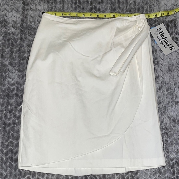 NWT Michael K Company Women's White Wrap Mini Skirt.  100% Cotton.  Size Large. - Picture 1 of 8